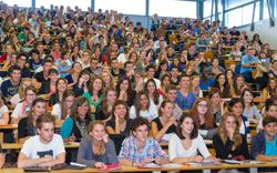 Étudiants en amphi - Université Jean Moulin Lyon 3 Étudiants en amphi - Université Jean Moulin Lyon 3