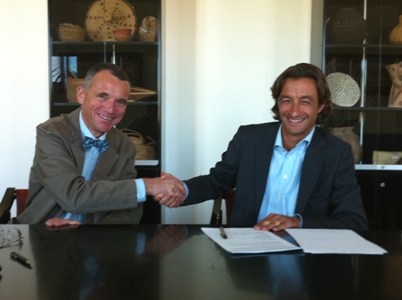Signature de la convention par Ga�tan de Sainte Marie, Pr�sident
