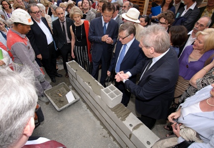 Pose de la 1ère pierre