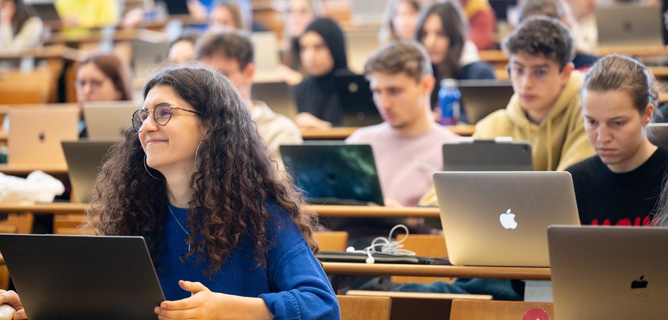 Etudiants en amphithéatre 