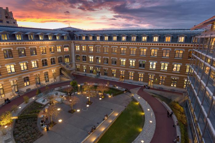 Cour Sud de la Manufacture des Tabacs fin de journée